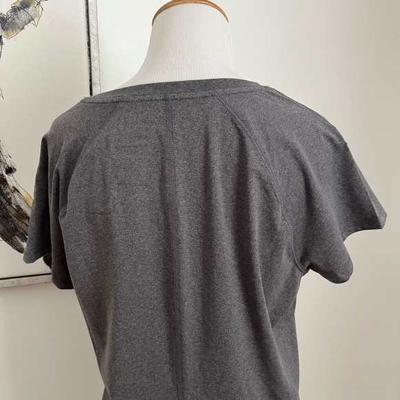 NWT All in Motion Gray SS Tee Shirt Size Medium Semi Fit - Picture 3 of 6